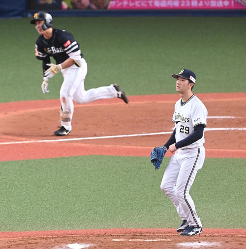 オリックス対ソフトバンク　7回表ソフトバンク1死、野村勇に右越え本塁打を打たれた田嶋（撮影・前岡正明）