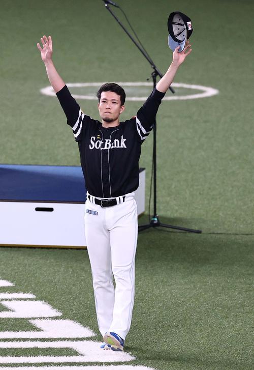 オリックス対ソフトバンク　ヒーローインタビューを終えた千賀はファンの拍手に両手を上げて応える（撮影・上田博志）