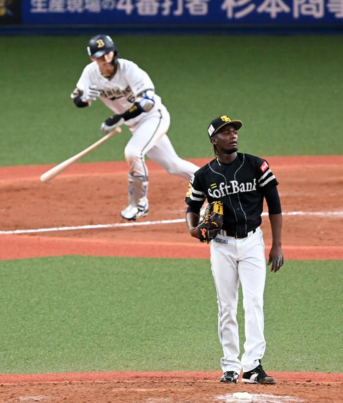 オリックス対ソフトバンク　9回裏オリックス2死二、三塁、中川圭にサヨナラ左前適時打を打たれたモイネロ（撮影・前岡正明）