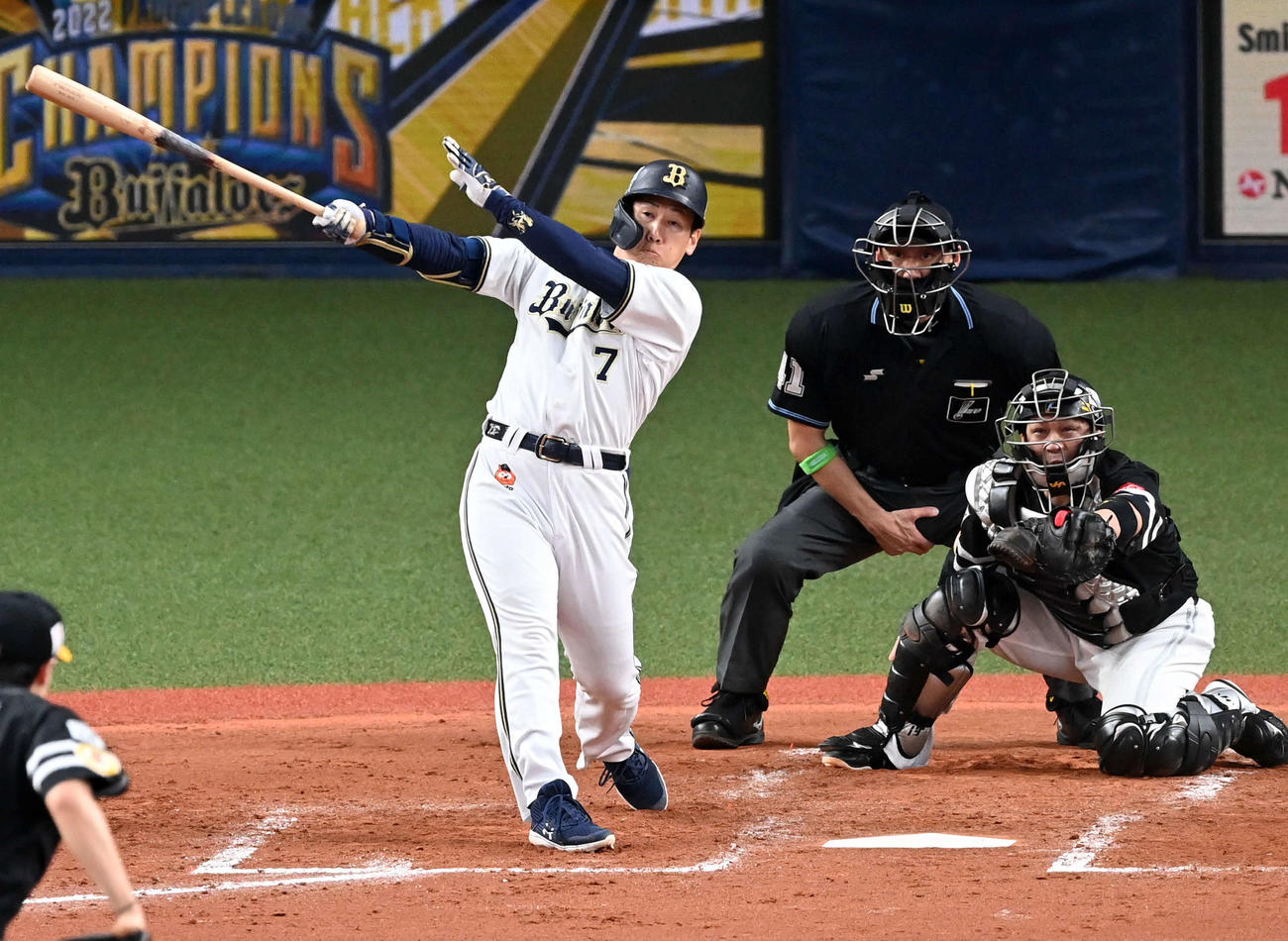 オリックス対ソフトバンク　4回裏オリックス無死一塁、先制の中越え2点本塁打を放つ吉田正。捕手甲斐（撮影・前岡正明）