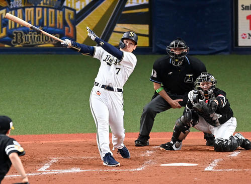 オリックス対ソフトバンク　4回裏オリックス無死一塁、先制の中越え2点本塁打を放つ吉田正。捕手甲斐（撮影・前岡正明）