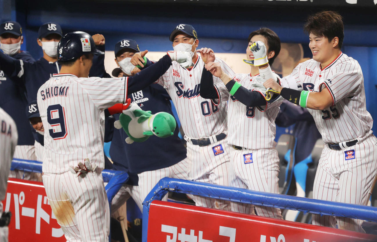 ヤクルト対オリックス　3回裏ヤクルト無死、左中間ソロ本塁打で生還する塩見（左）を迎える村上（右）らナイン（撮影・河田真司）
