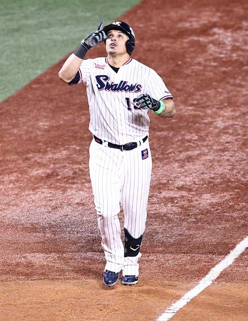 日本シリーズ第1戦　4回裏ヤクルト無死、オスナは左中間へソロ本塁打を放つ（撮影・上田博志）