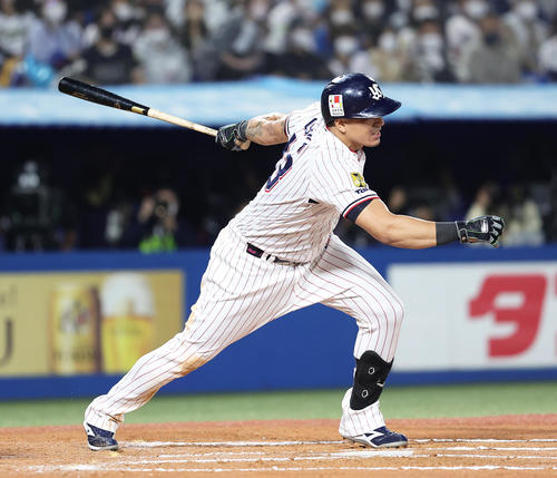 ヤクルト対オリックス　6回裏ヤクルト1死、右前打を放つオスナ（撮影・足立雅史）
