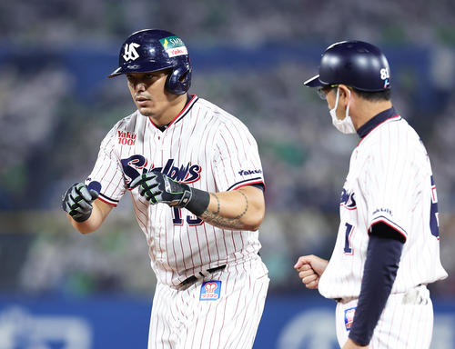 ヤクルト対オリックス　6回裏ヤクルト1死、右前打を放ったオスナ（左）（撮影・足立雅史）