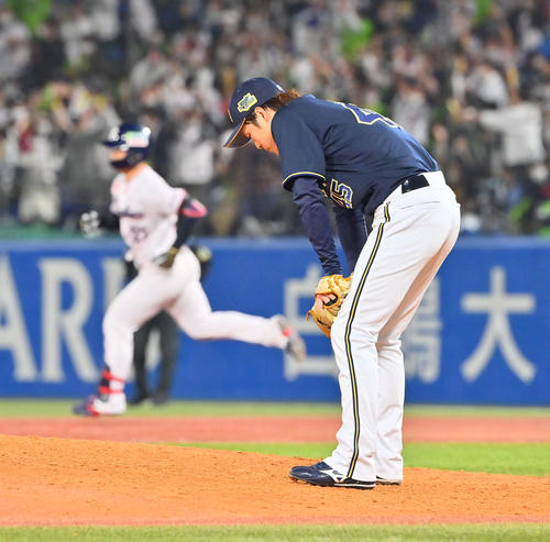 ヤクルト対オリックス　9回裏ヤクルト無死一、二塁、内山壮に同点となる3点本塁打を浴びる阿部（撮影・和賀正仁）