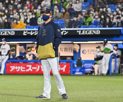 ヤクルト対オリックス　12回のボールデッドについて抗議するオリックス中嶋監督（撮影・和賀正仁）