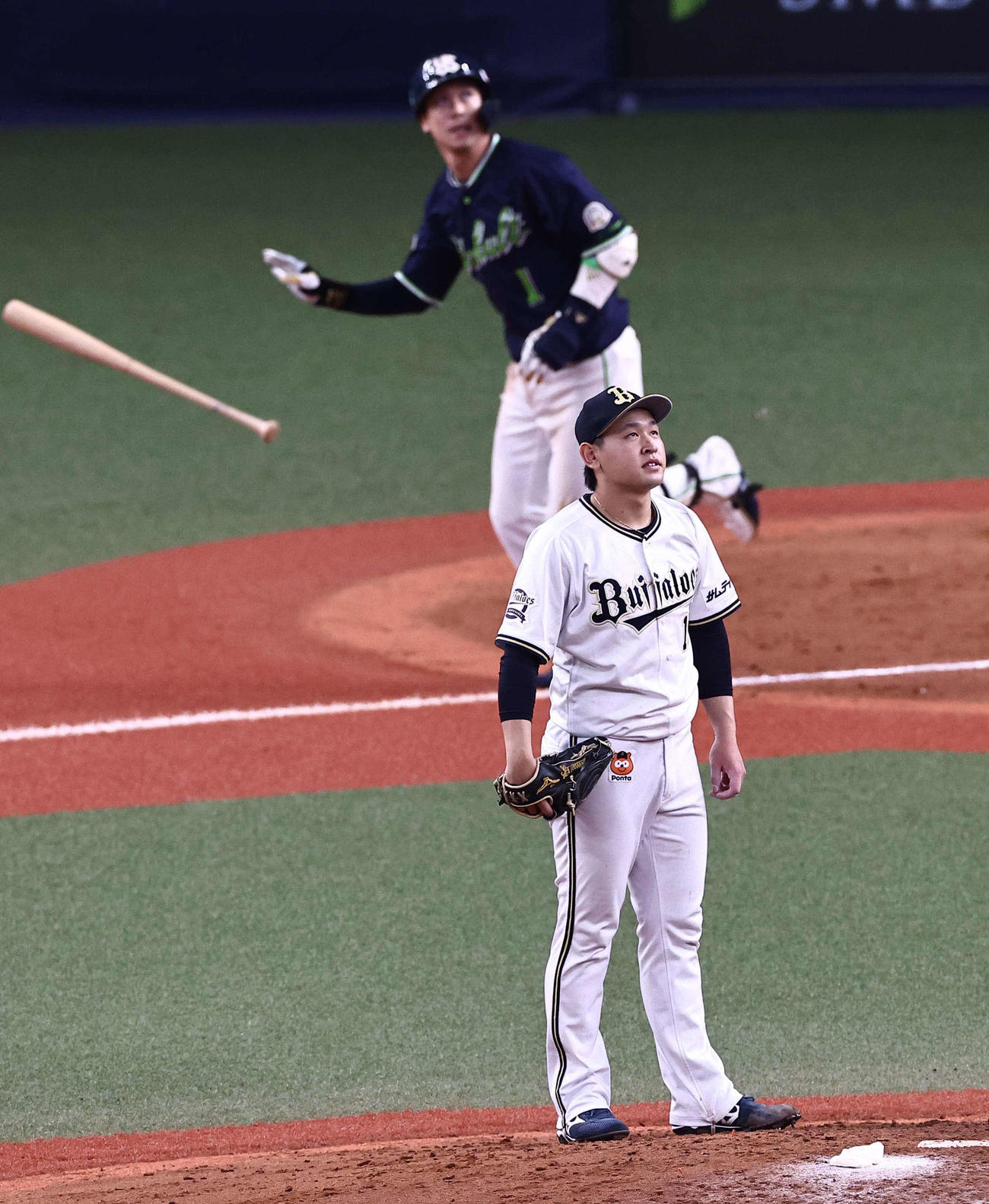 日本シリーズ第3戦　ヤクルト対オリックス　5回表ヤクルト2死一、二塁、宮城（手前）は山田に先制の左越え3点本塁打を浴びる（撮影・上田博志）