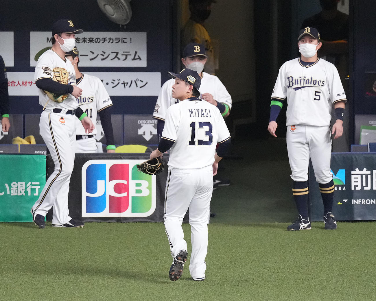 オリックス対ヤクルト　6回表途中で降板するオリックス宮城（中央）（撮影・鈴木みどり）