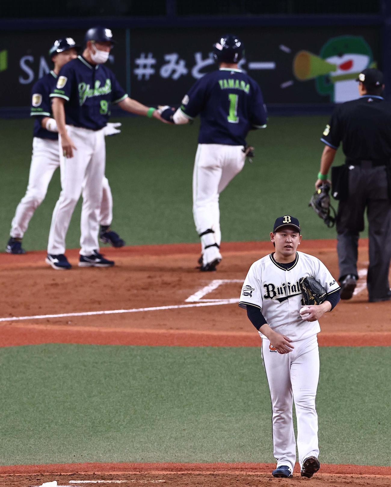 5回表ヤクルト2死一、二塁、宮城（右から2人目）は山田（右から3人目）に左越え3点本塁打を浴びる（撮影・上田博志）