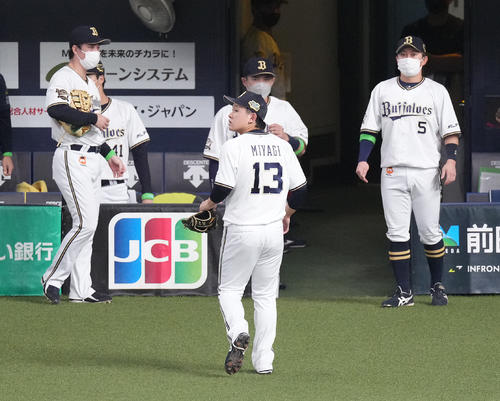 オリックス対ヤクルト　6回表途中で降板するオリックス宮城（中央）（撮影・鈴木みどり）