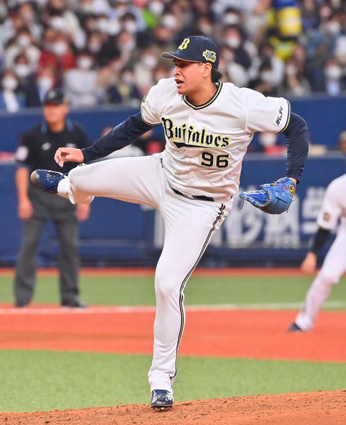 オリックス対ヤクルト　6回表ヤクルト2死二、三塁、中村を空振り三振に仕留める宇田川（（撮影・和賀正仁）
