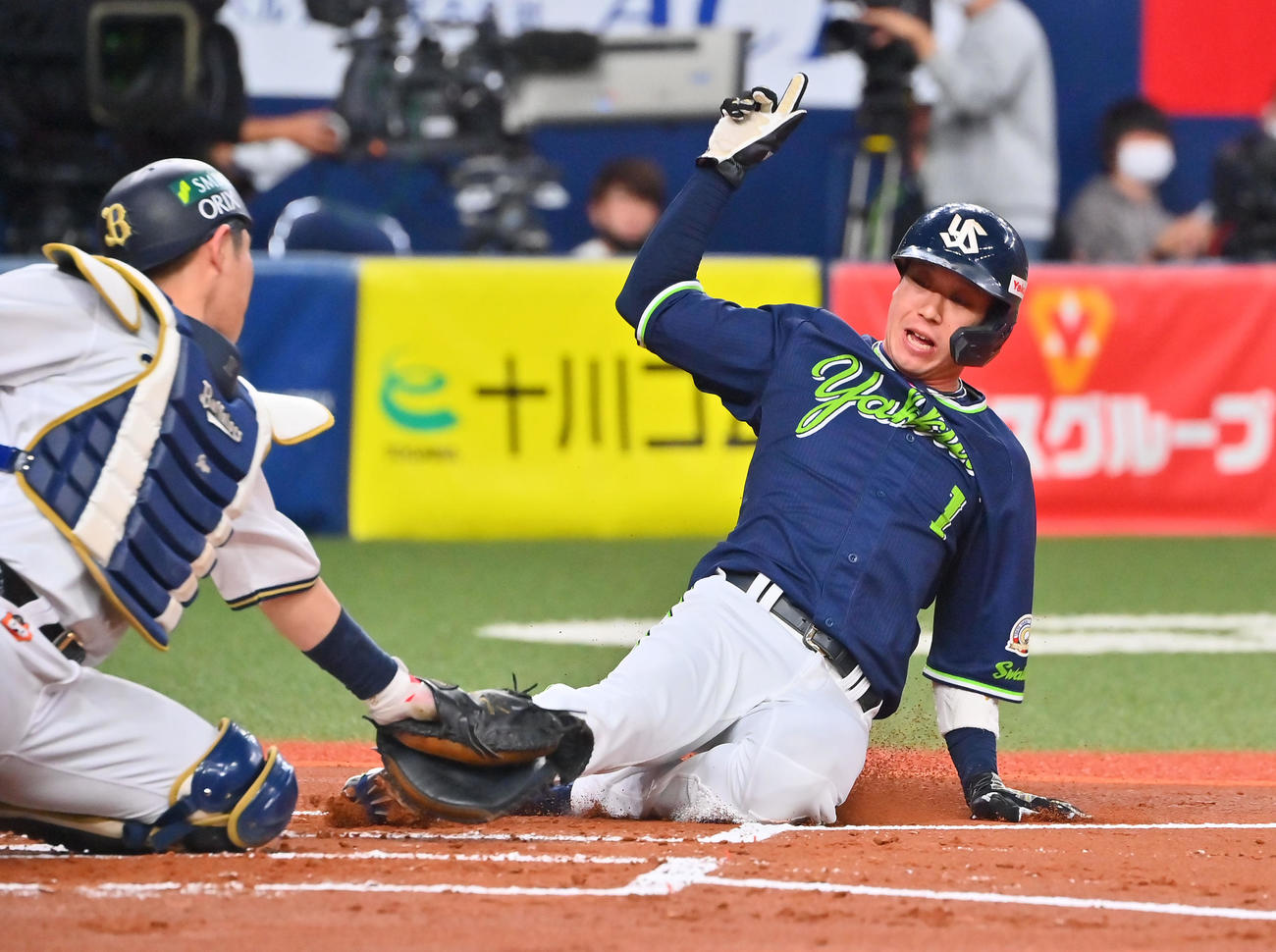 オリックス対ヤクルト　1回表ヤクルト2死一、二塁、ギブレハンの右前打で本塁を狙った山田はタッチアウト（撮影・和賀正仁）