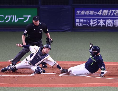 1回表ヤクルト2死一、二塁、キブレハンの右前打で生還を狙うも憤死する山田。捕手は若月（撮影・上田博志）
