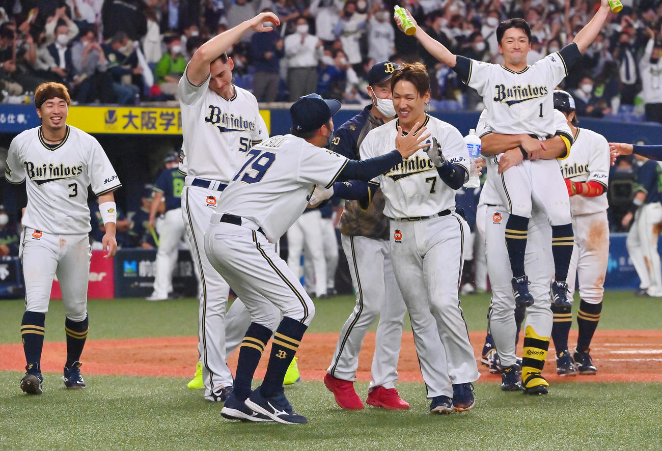 9回裏オリックス2死一塁、右越えにサヨナラ本塁打を放った吉田正はヘルメットを脱ぎ捨て歓喜の生還（撮影・和賀正仁）