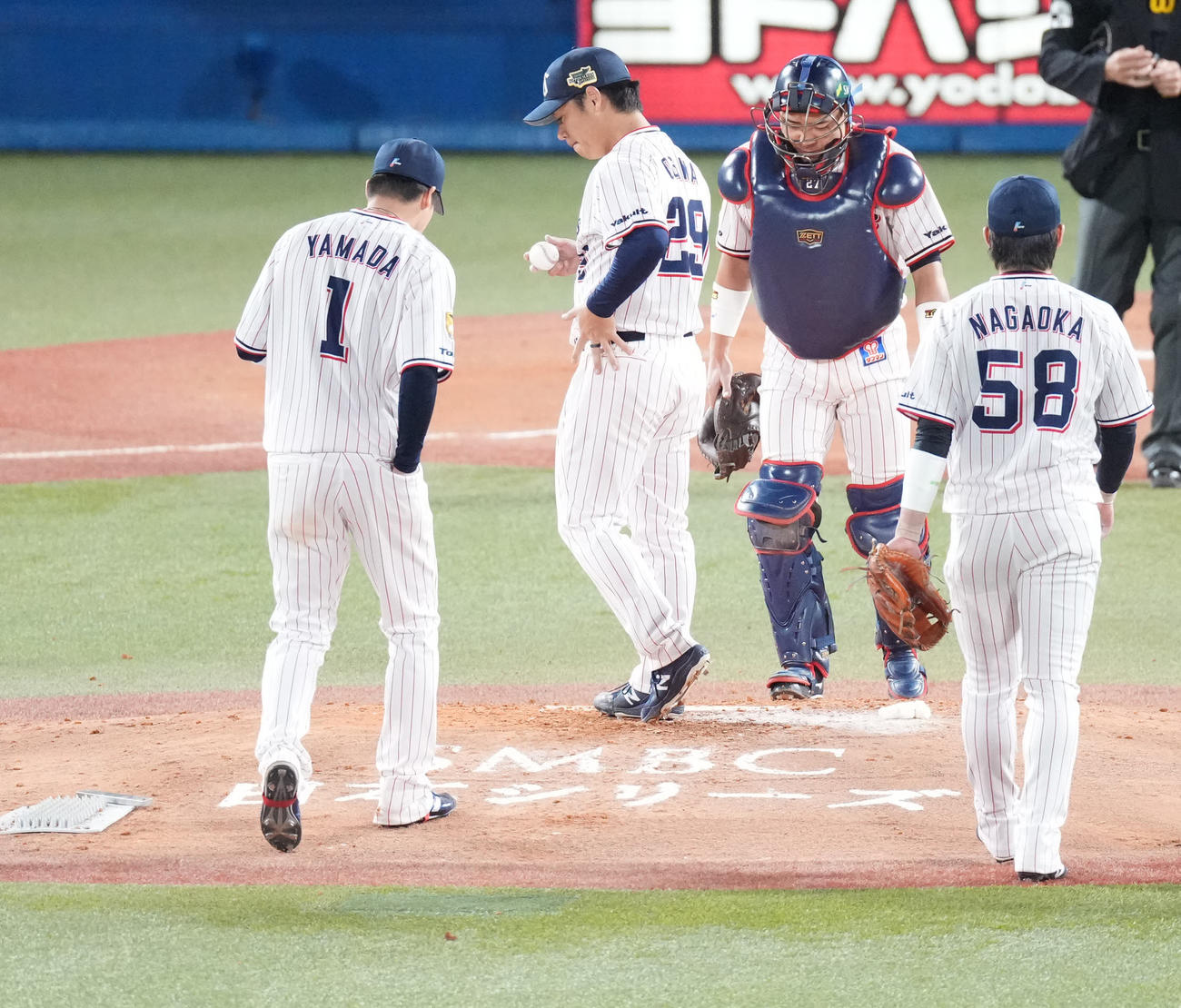 6回表、マウンドの小川（中央）のもとに集まるヤクルトナイン（撮影・鈴木みどり）