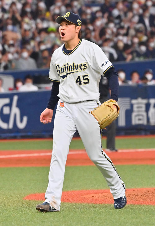 10月27日、日本シリーズ第5戦　7回表ヤクルト2死二、三塁、サンタナを三振に仕留めほえる阿部