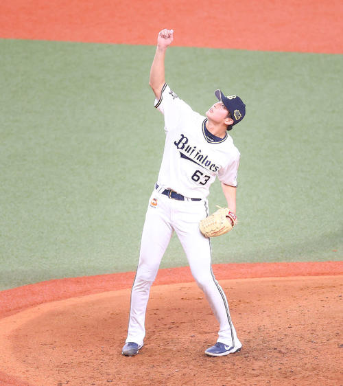 10月26日、日本シリーズ第4戦　8回表ヤクルト1死、村上を左飛に抑える山崎颯