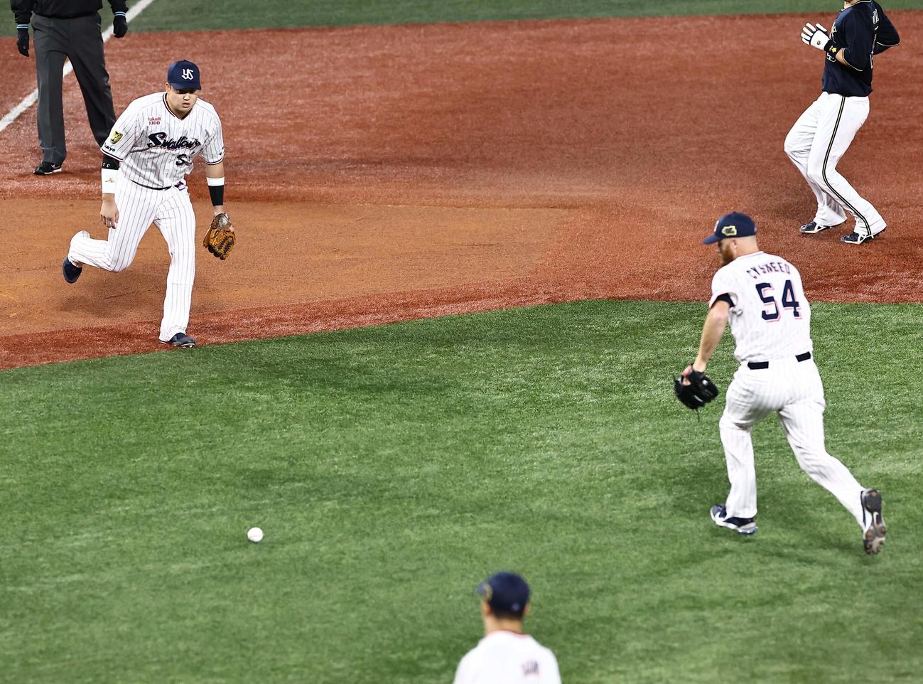 5回表オリックス無死一、二塁、太田のバントは村上（左）とサイスニードの間を転がる（撮影・上田博志）