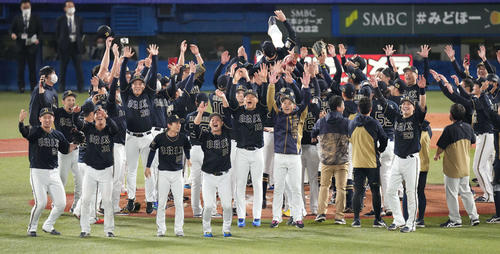 ヤクルト対オリックス　日本一を決め、胴上げされるオリックス中嶋監督と一緒に跳ねて喜ぶ山本（中央）宮城（中央右）ら選手たち（撮影・鈴木みどり）