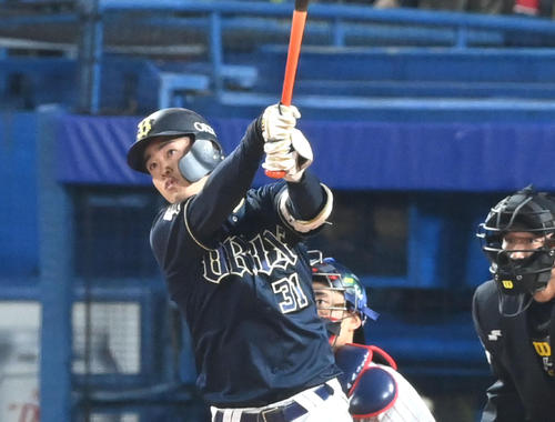 ヤクルト対オリックス　1回表オリックス無死、太田は先制の中越え本塁打を放つ（撮影・前岡正明）