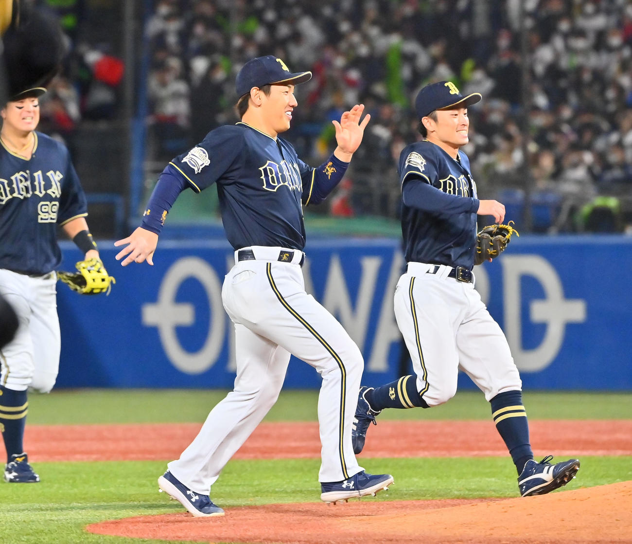 ヤクルト対オリックス　日本シリーズを制し、歓喜の表情でナインの輪に駆け寄るオリックス吉田正（撮影・和賀正仁）