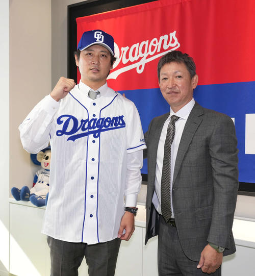 会見を終え中日立浪監督（右）と写真に納まる涌井（22年11月25日撮影）