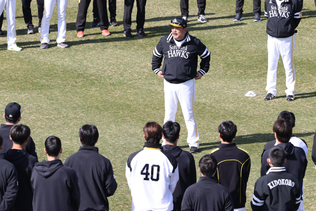 練習前、円陣を組んでナインに話をする藤本博史監督（撮影・梅根麻紀）