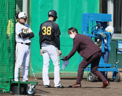 小幡（中央）に守備のアドバイスを行う日刊スポーツ評論家の鳥谷氏、左は平田ヘッドコーチ（撮影・加藤哉）