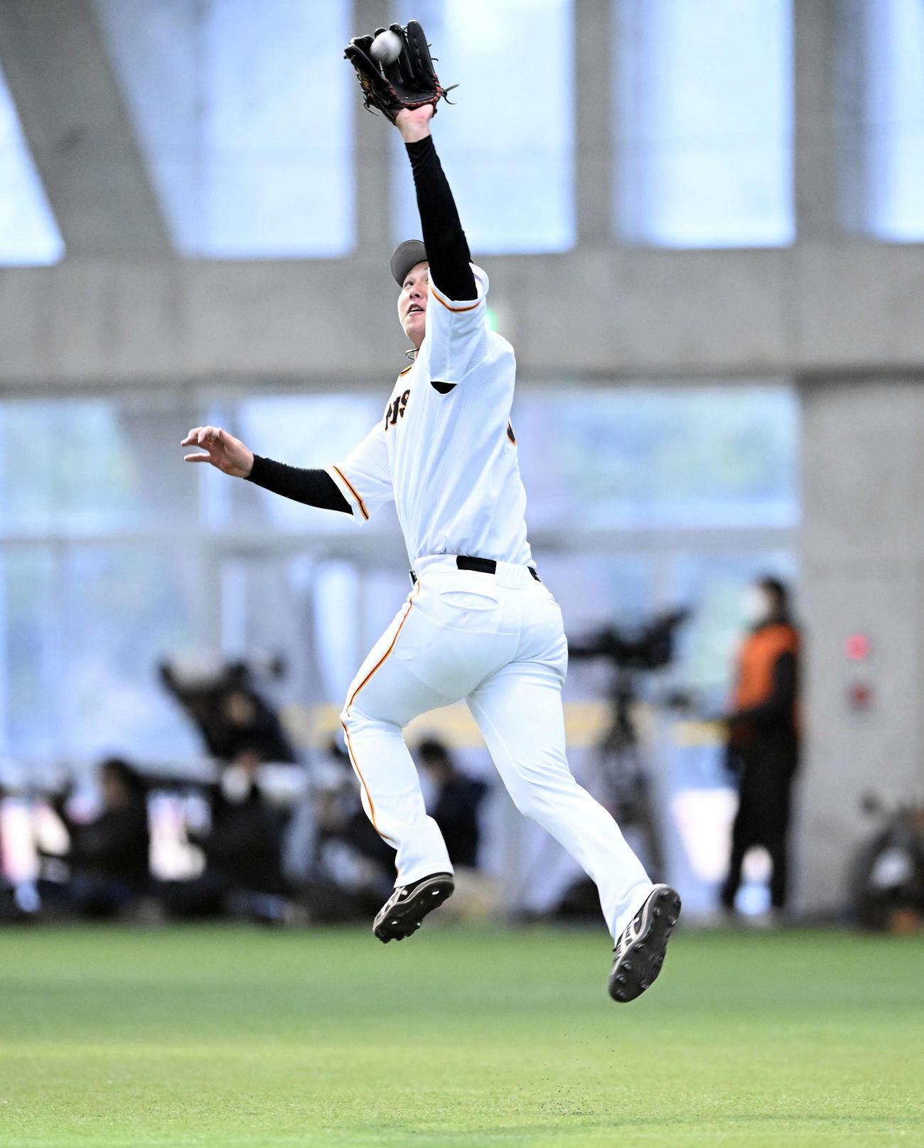 守備練習でジャンプする巨人秋広（撮影・滝沢徹郎）