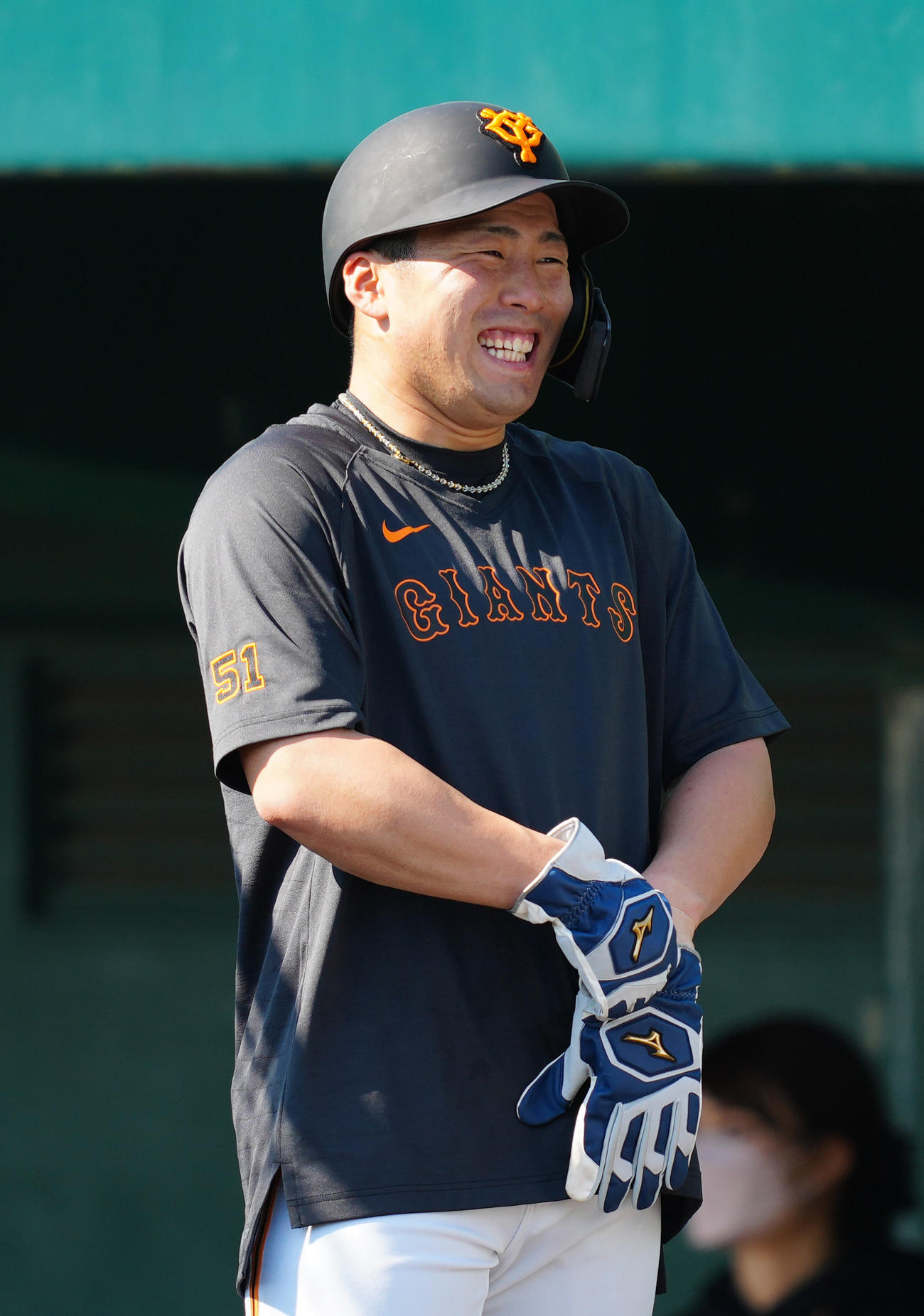 練習中、笑顔を見せる巨人浅野（撮影・江口和貴）