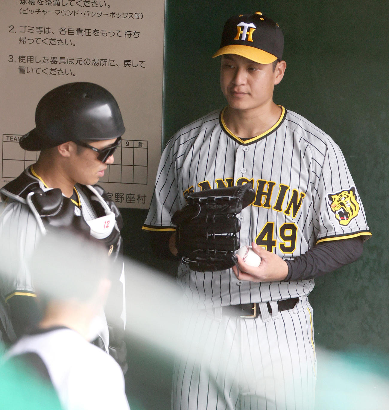 シート打撃で坂本（左）と話し合う大竹（撮影・上山淳一）