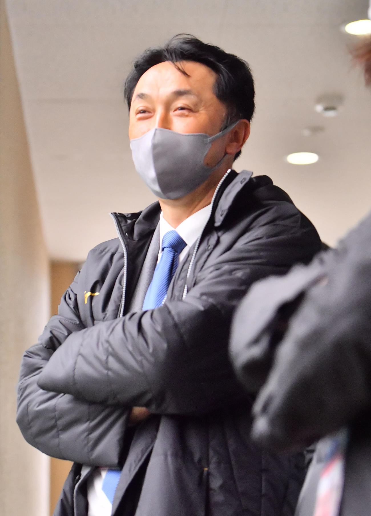 オリックスのブルペンを視察する宮本慎也氏（撮影・和賀正仁）