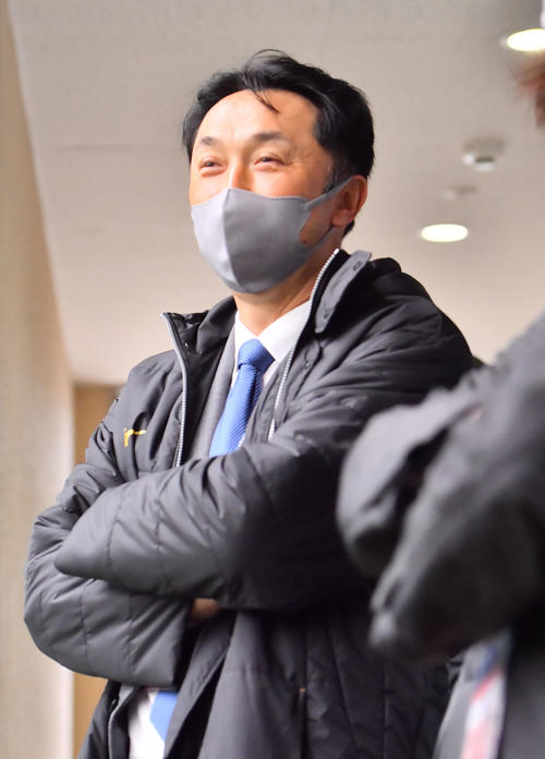 オリックスのブルペンを視察する宮本慎也氏（撮影・和賀正仁）
