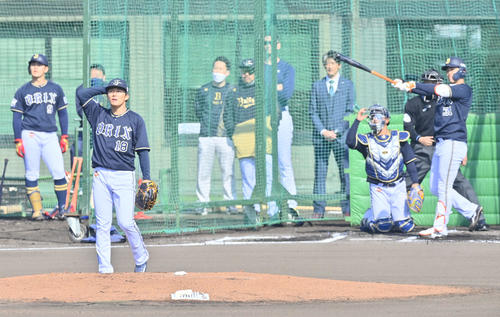右越え本塁打を放つオリックス太田。投手は山本（2023年02月08日撮影）