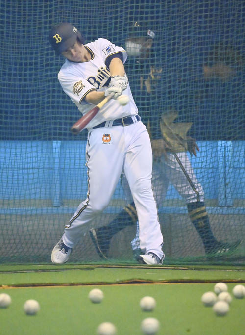 チーム合流初日から打撃練習をするオリックスのシュウィンデル（撮影・和賀正仁）