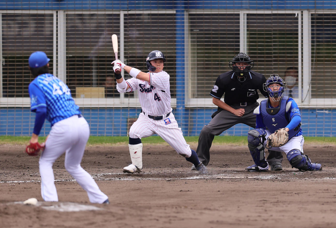 練習試合　ヤクルト対DeNA 4回裏ヤクルト1死、丸山和は左二塁打を放つ（撮影・足立雅史）