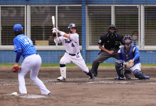 練習試合　ヤクルト対DeNA 4回裏ヤクルト1死、丸山和は左二塁打を放つ（撮影・足立雅史）