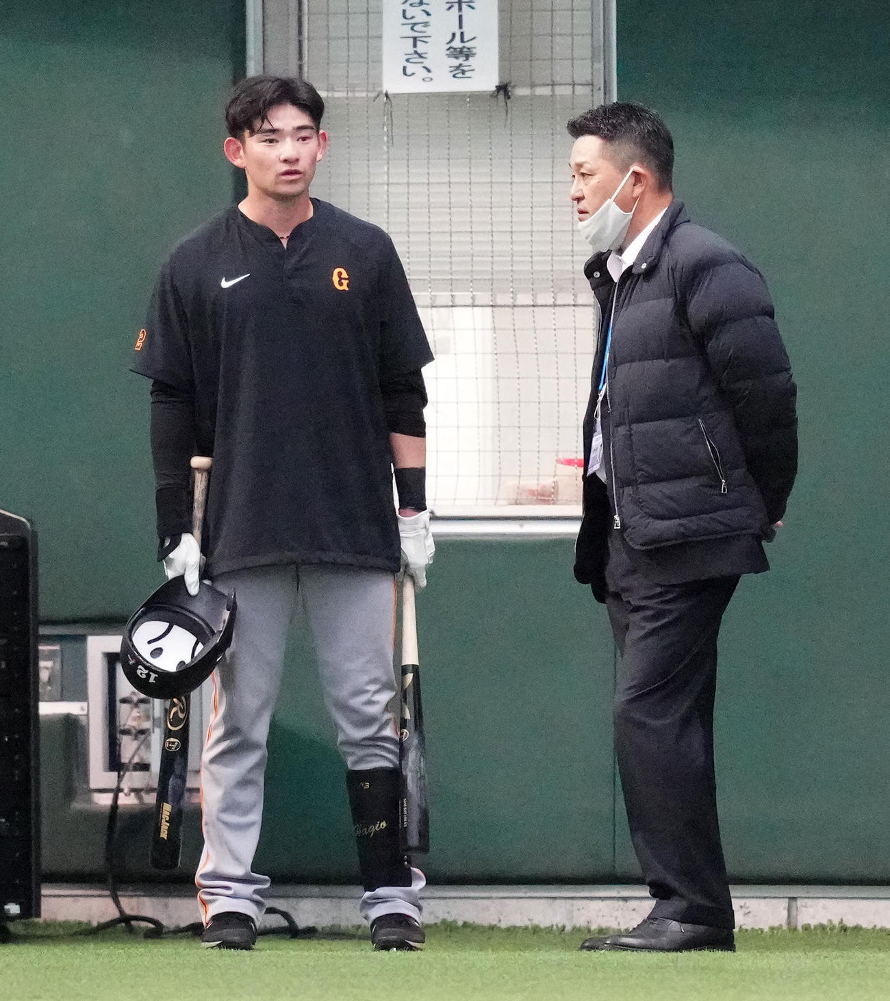 巨人萩尾（左）と言葉を交わす谷繁氏（撮影・江口和貴）