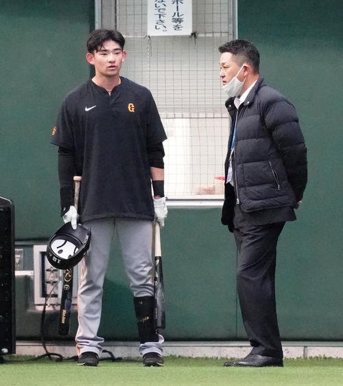巨人萩尾（左）と言葉を交わす谷繁氏（撮影・江口和貴）