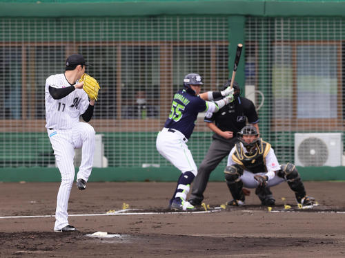 ロッテ対ヤクルト　2回表ヤクルト無死、打席に村上を迎えた投手佐々木朗（撮影・足立雅史）