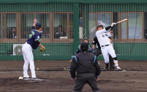 ロッテ対ヤクルト　3回裏ロッテ1死一塁、山口は左中間へ2点本塁打を放つ。投手高橋（撮影・足立雅史）