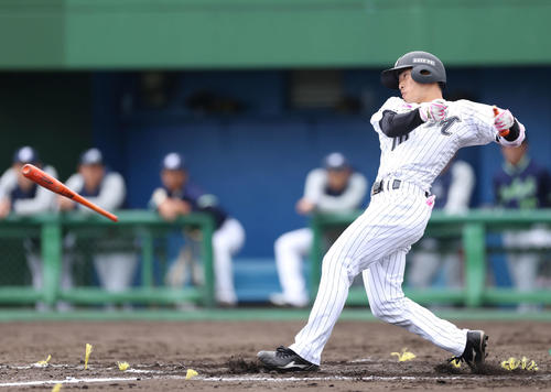 ロッテ対ヤクルト　8回裏ロッテ2死、二ゴロを放ちバットを飛ばす友杉（撮影・河田真司）
