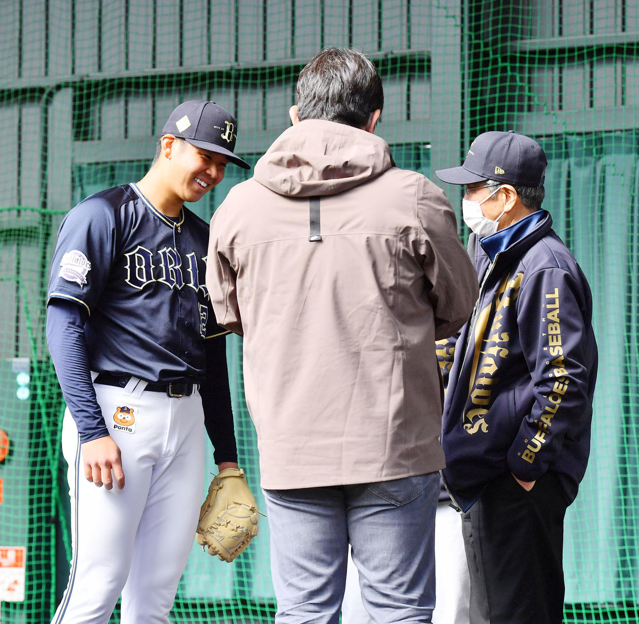 山田久志氏（右）、野茂英雄氏（手前）の指導を受けるオリックス山下（撮影・和賀正仁）
