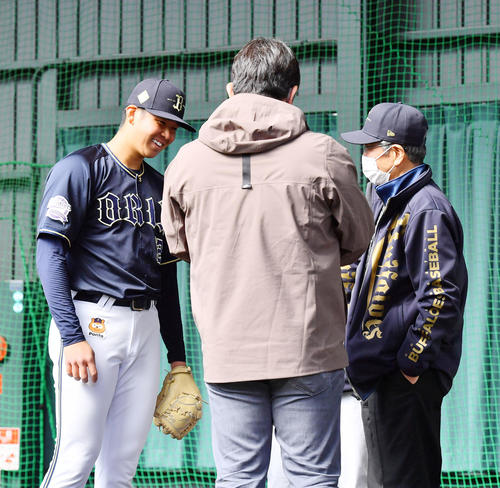 山田久志氏（右）、野茂英雄氏（手前）の指導を受けるオリックス山下（撮影・和賀正仁）
