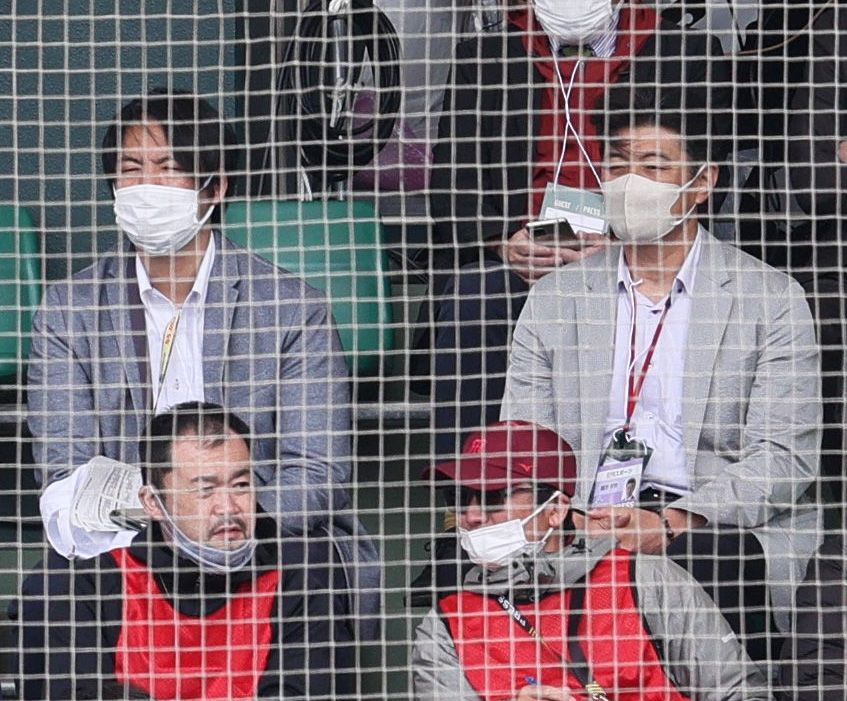 練習試合・楽天対阪神　試合を視察する日刊スポーツ評論家の緒方氏（右）。左は井川氏（撮影・上山淳一）