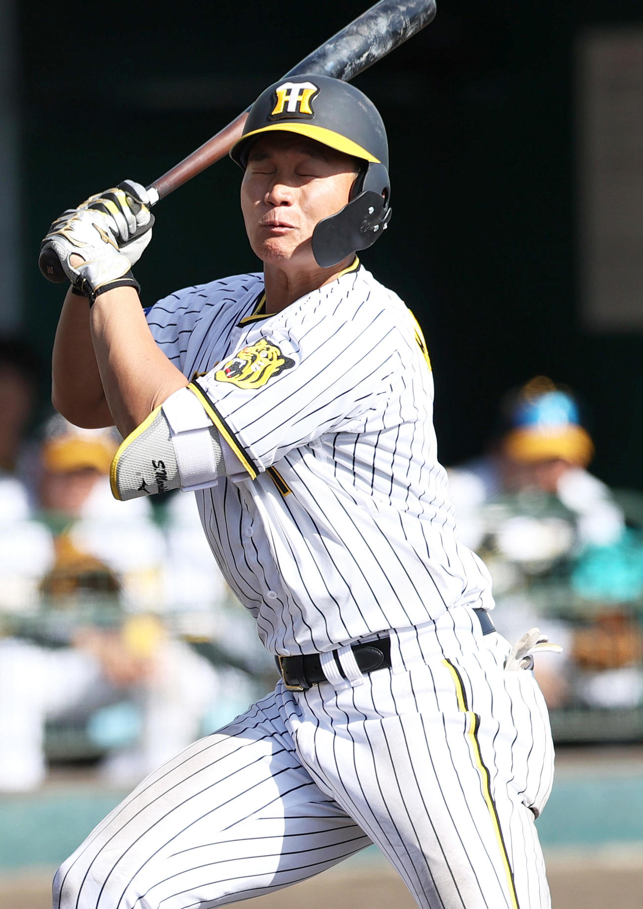 阪神対DeNA 9回表阪神無死一塁、森下は死球を受け顔をゆがめる（撮影・上山淳一）