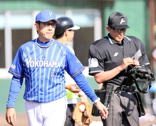 練習試合・阪神対DeNA 9回の攻撃終了後、三浦監督（手前）は主審に選手交代を告げベンチへ戻る（撮影・上山淳一）