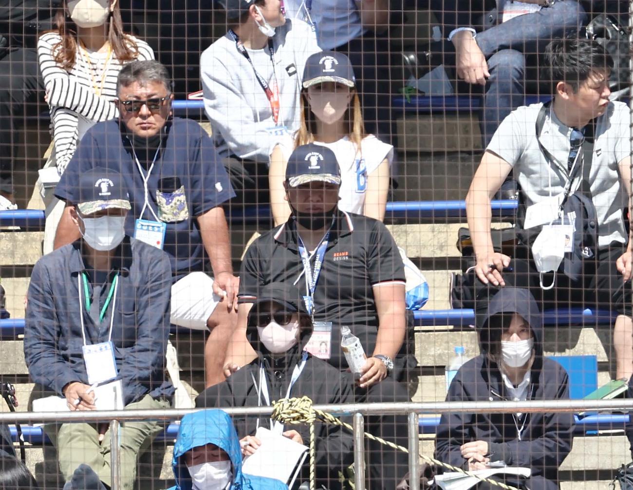 本紙評論家の里崎氏（中央）はDeNA対広島練習試合をスタンドで見る（撮影・上田博志）