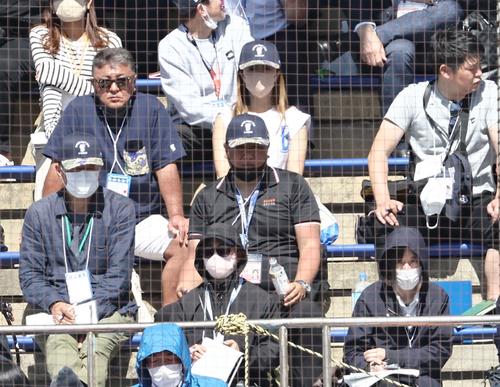 本紙評論家の里崎氏（中央）はDeNA対広島練習試合をスタンドで見る（撮影・上田博志）